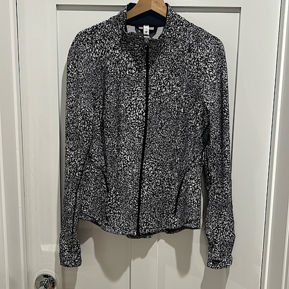 Lululemon InStill Jacket WGAW 12
Color: Warped Grain Alpine White Black
Size: 12